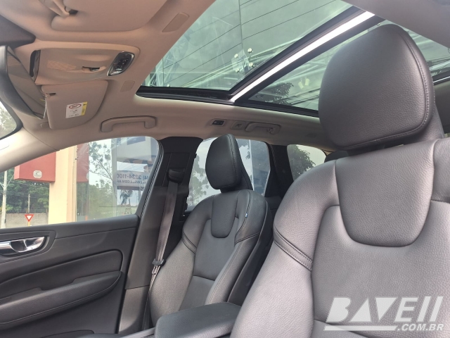 VOLVO XC60 T8 MOMENTUM HIBRYD