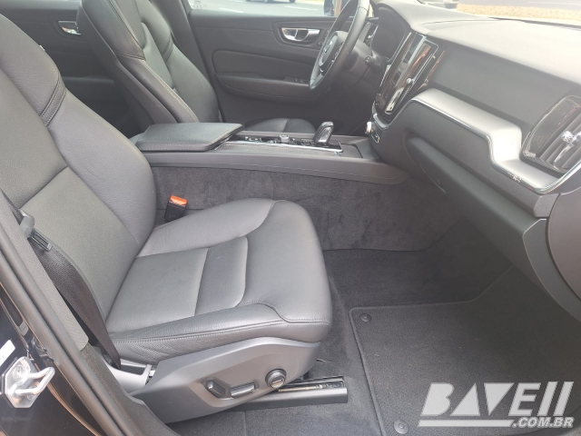 VOLVO XC60 T8 MOMENTUM HIBRYD