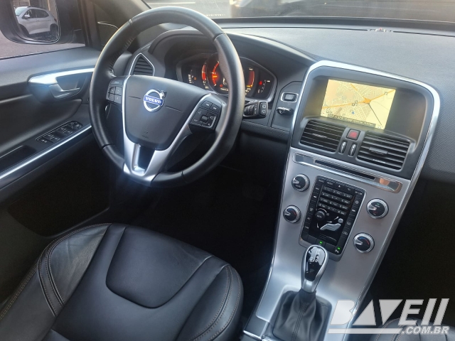 VOLVO XC60 D-5 MOMENTUM 2.4