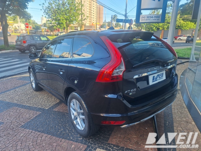 VOLVO XC60 D-5 MOMENTUM 2.4