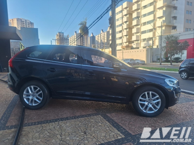 VOLVO XC60 D-5 MOMENTUM 2.4