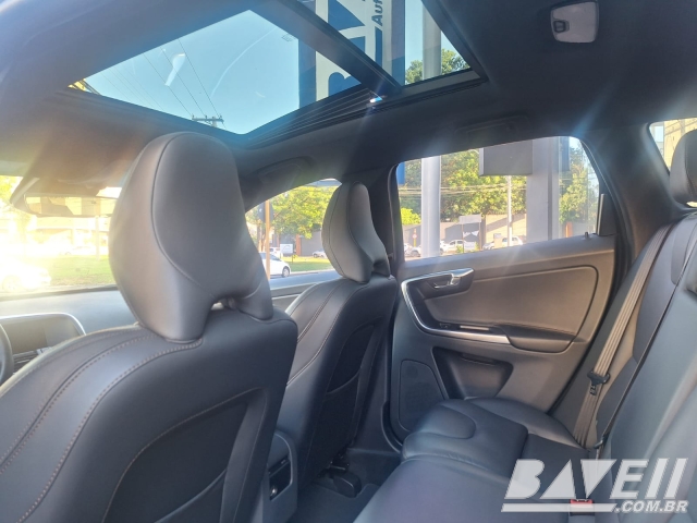 VOLVO XC60 D-5 MOMENTUM 2.4