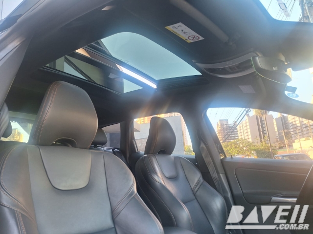 VOLVO XC60 D-5 MOMENTUM 2.4