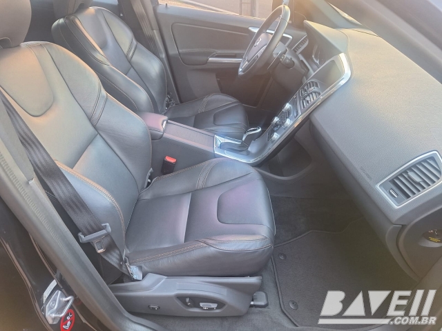 VOLVO XC60 D-5 MOMENTUM 2.4