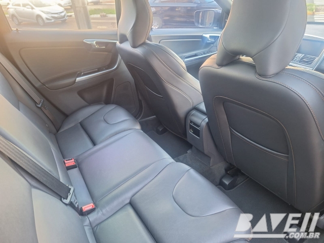 VOLVO XC60 D-5 MOMENTUM 2.4