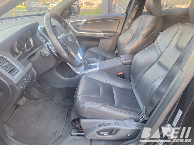 VOLVO XC60 D-5 MOMENTUM 2.4