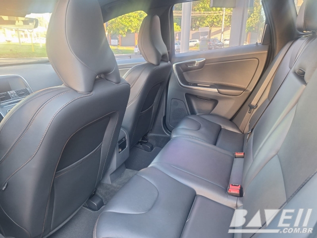 VOLVO XC60 D-5 MOMENTUM 2.4