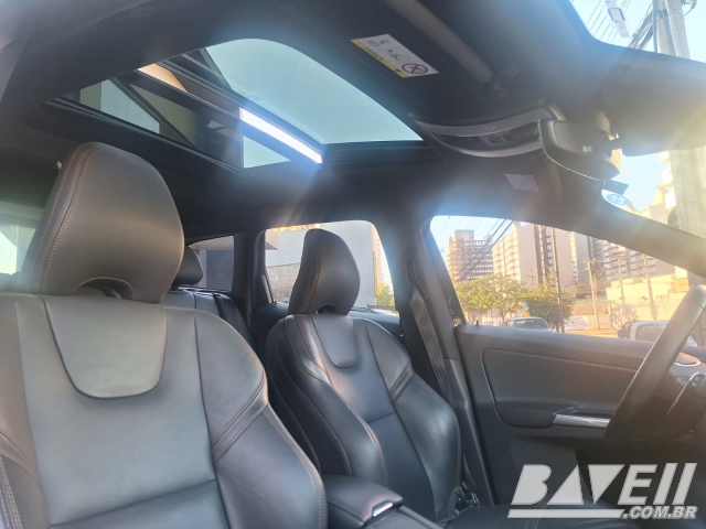 VOLVO XC60 D-5 MOMENTUM 2.4